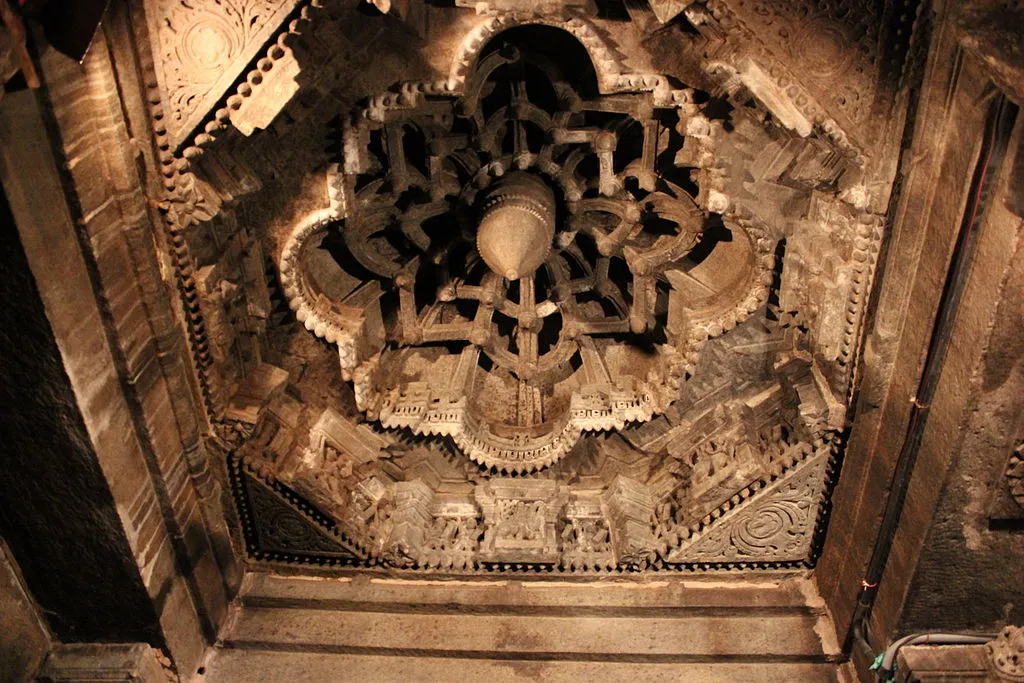 1024px-Domical_bay_ceiling_in_the_mantapa_of_Chennakeshava_temple_at_Somanathapura_11.JPG