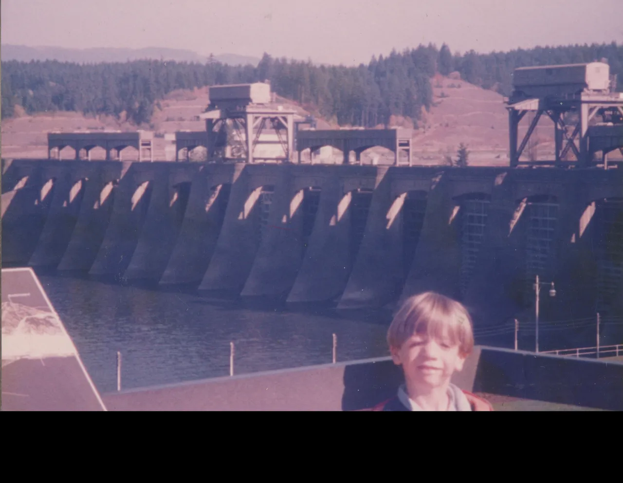 1987-11 - Ricky Arnold at the Bonnerville Dam, Friday School Trip.png