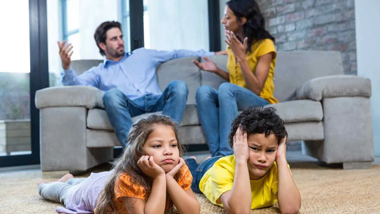 padres-discutiendo-frente-a-sus-hijos_1.jpg