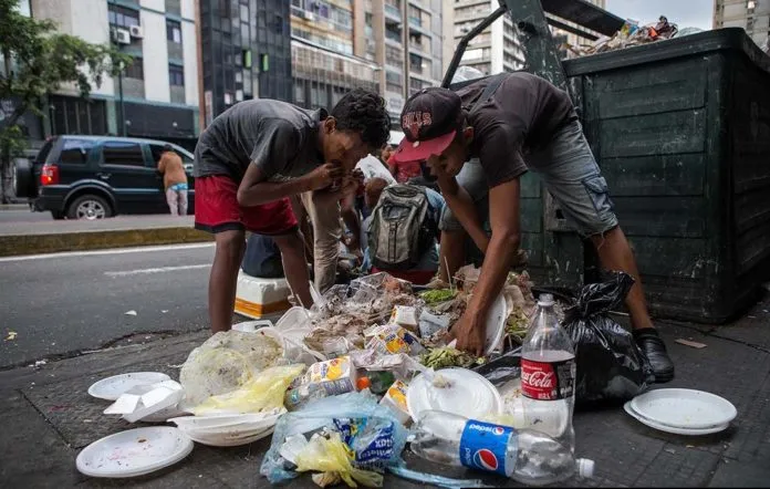 Niños-comieno-de-la-basura-696x442.jpg