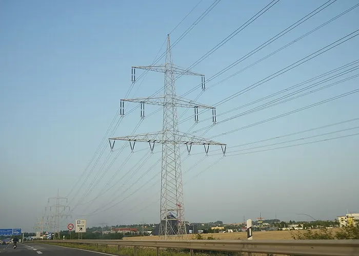 800px-Electric_power_transmission_line1.jpg