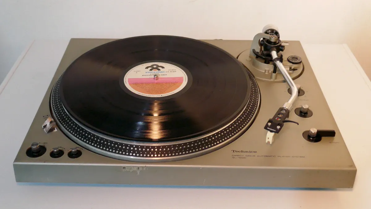 Technics SL 1600 front.jpg