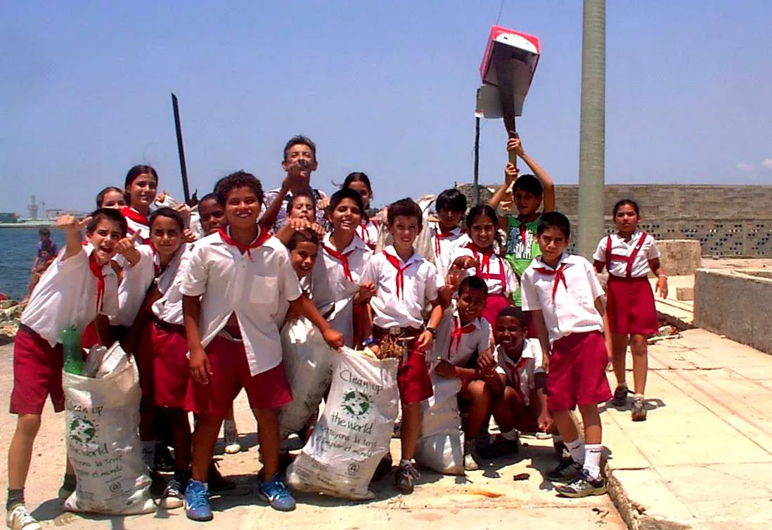 niños de escuelas en labores de limpieza.jpg
