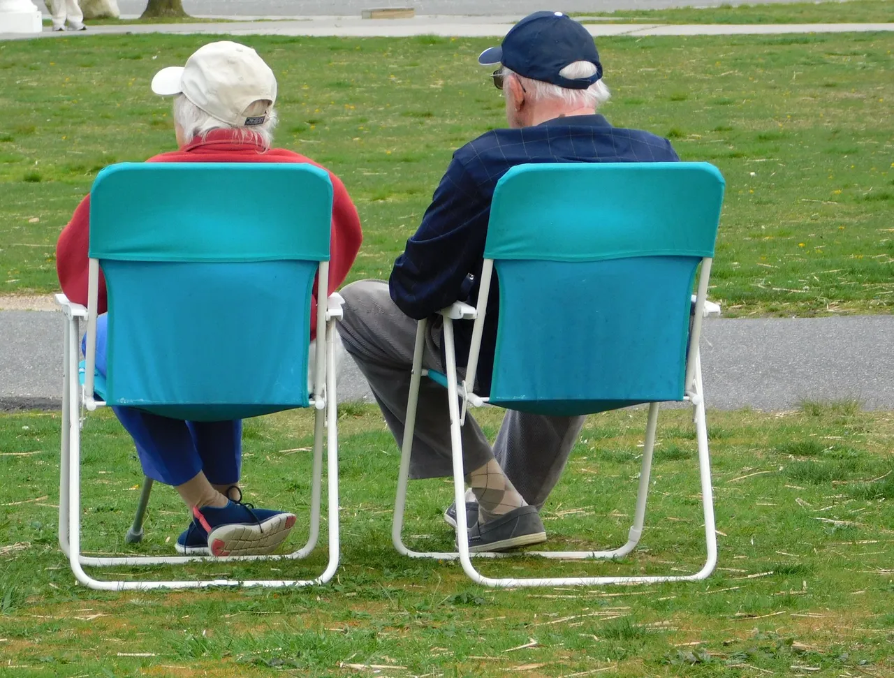 couple elderly on chairs amazing nature.png