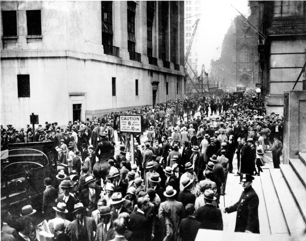 Crowds_gathering_outside_New_York_Stock_Exchange[1].jpg