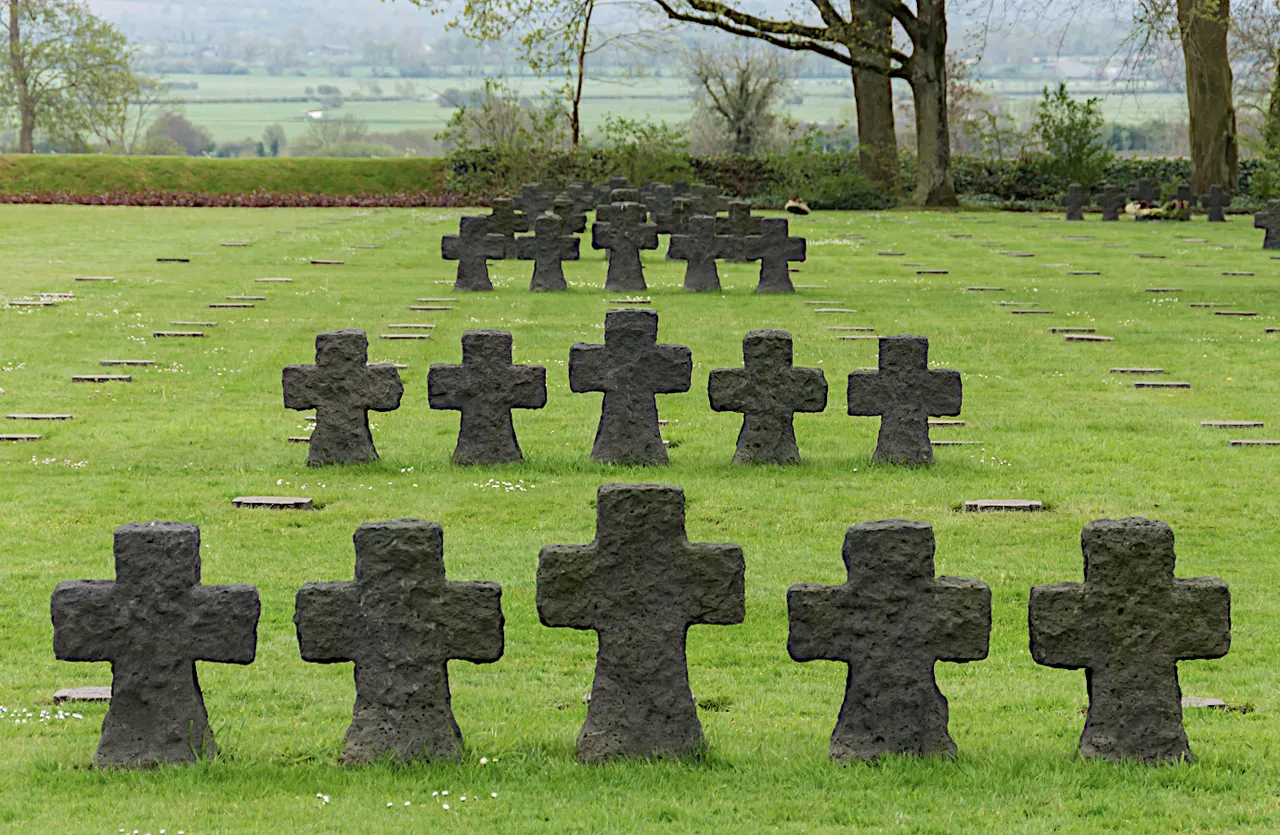 Perspective_La_Cambe_cemetery_Calvados_edit  Jebulon cco1.png