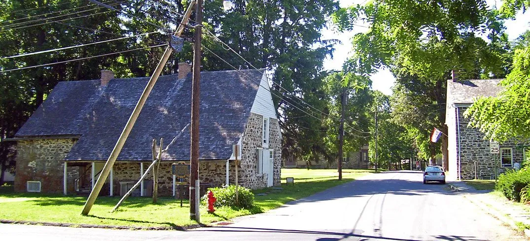 Huguenot_houses_in_New_Paltz daniel case 3.0.jpg