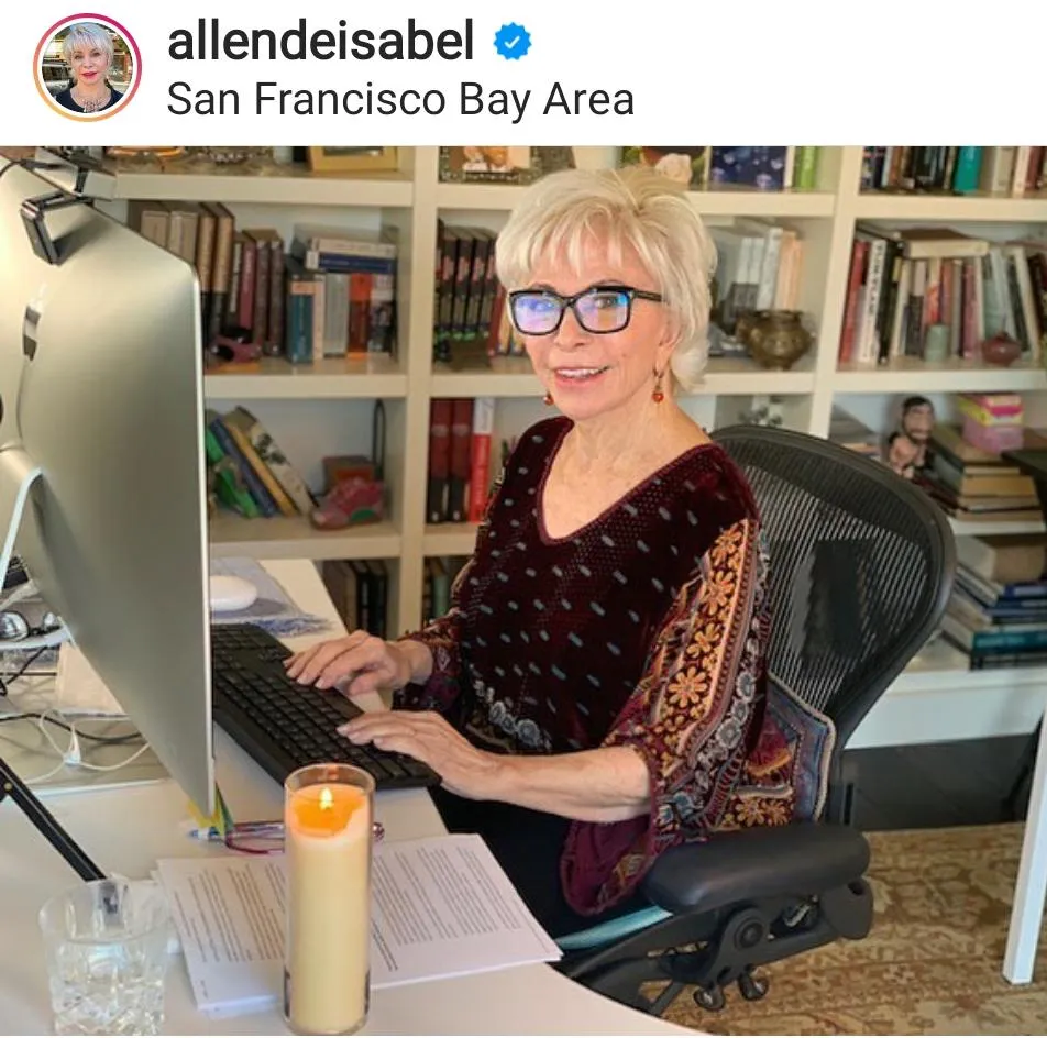 Isabel Allende Escribiendo.jpeg