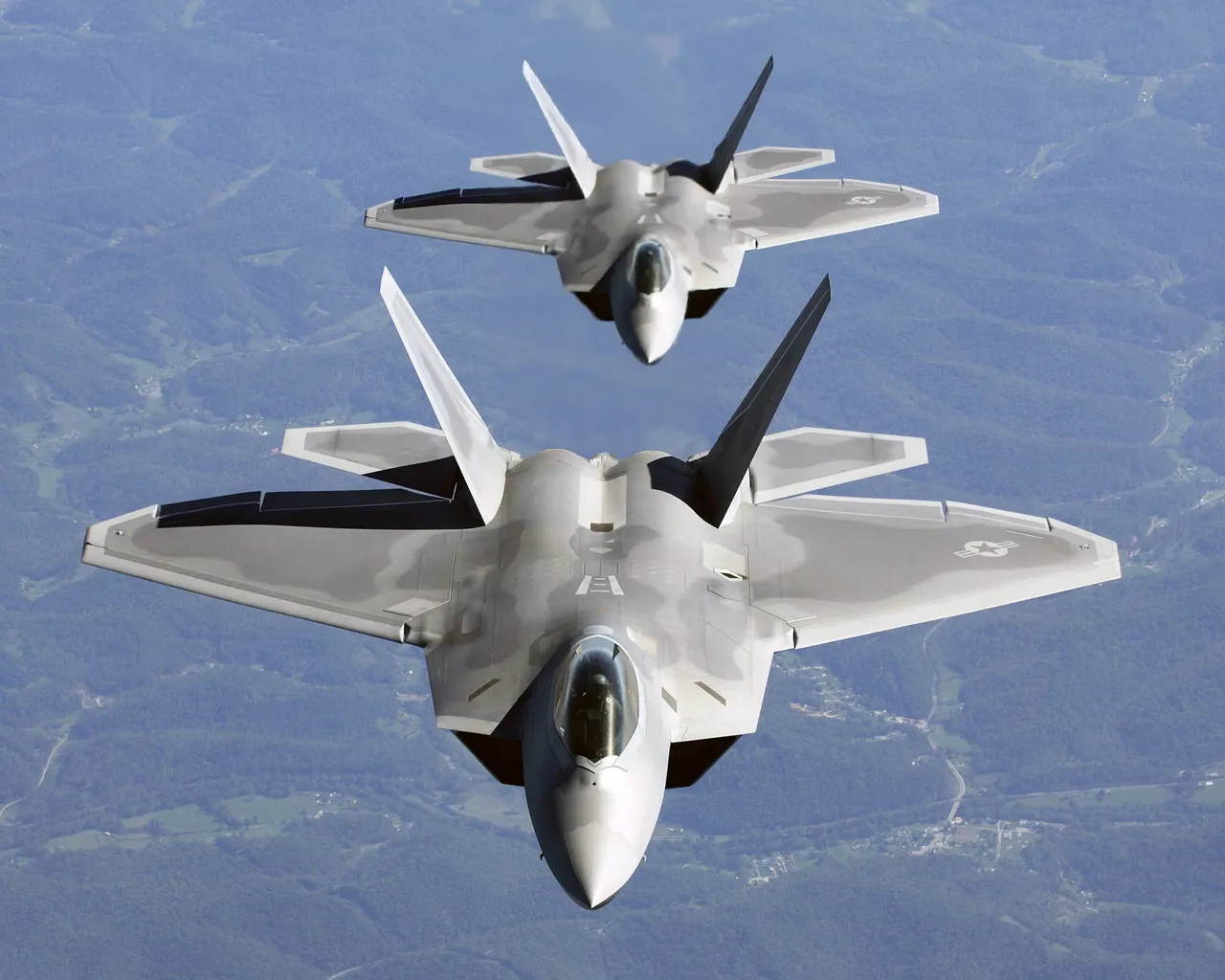 Two_F-22A_Raptor_in_column_flight_-_Noise_reduced-scaled.jpg