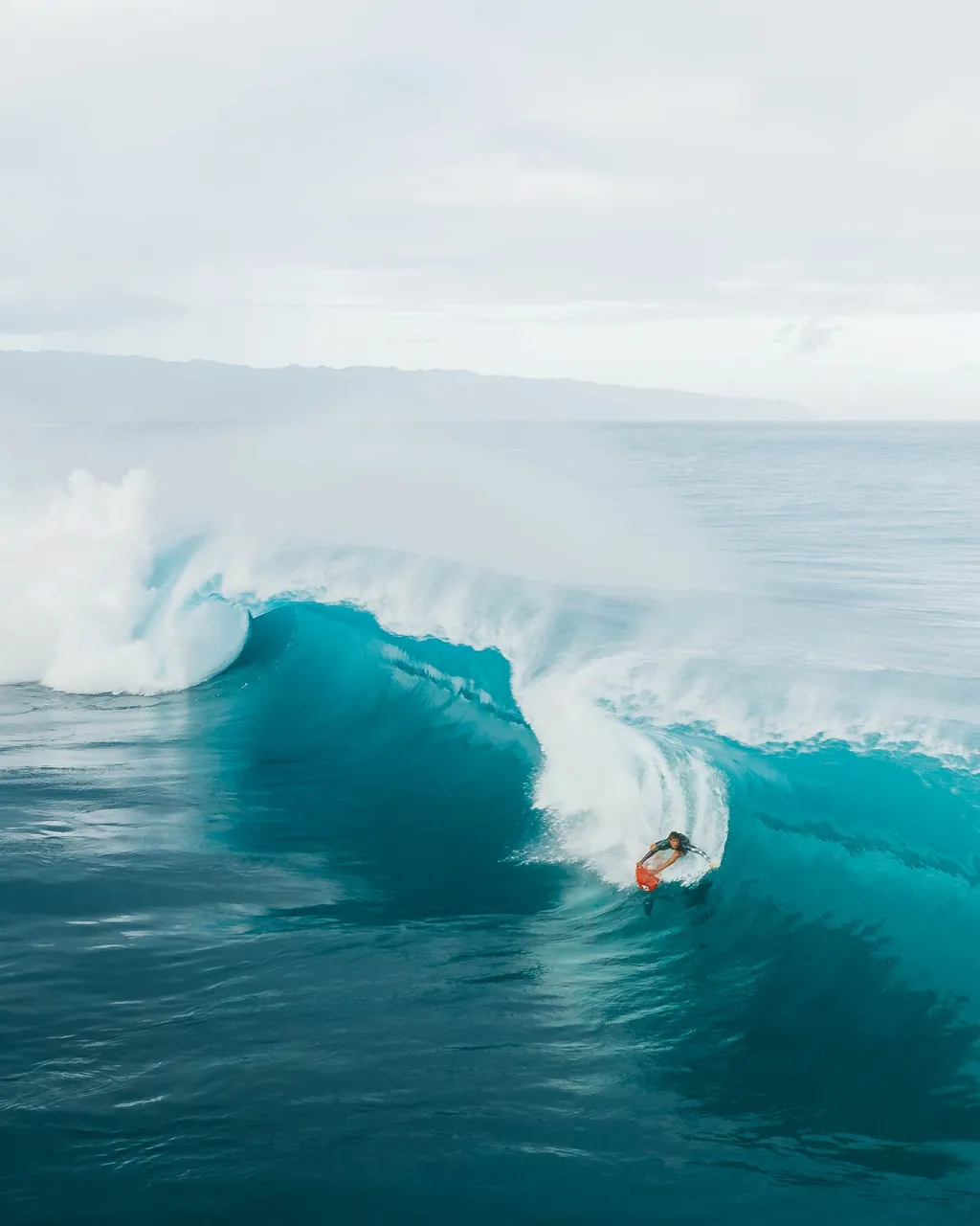 Pipeline - Hawaii, probably the most famous reef break in the world. Photo by Jess Loiterton - Pexels.jpg