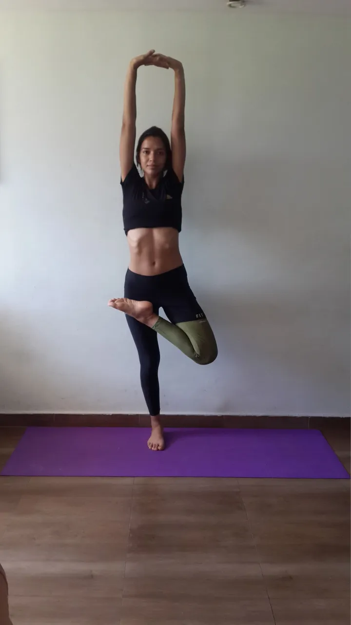 Baum Pose mit angehobenen Fuß.jpg