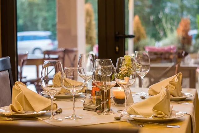 restaurant-gdf6b2a1ff_640.jpg