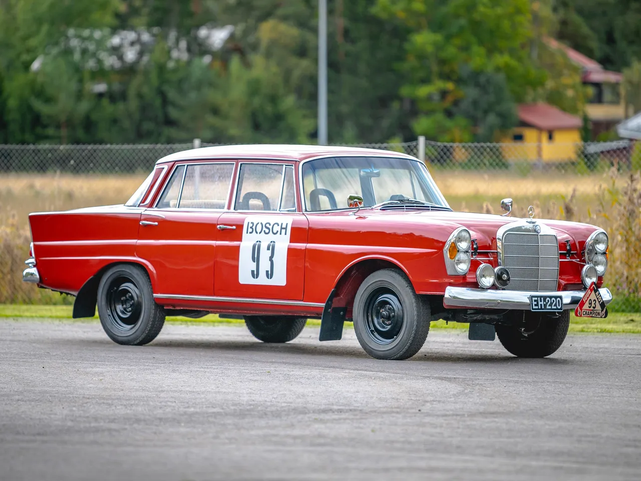1961 Mercedes-Benz 220 SE Saloon 01.jpg