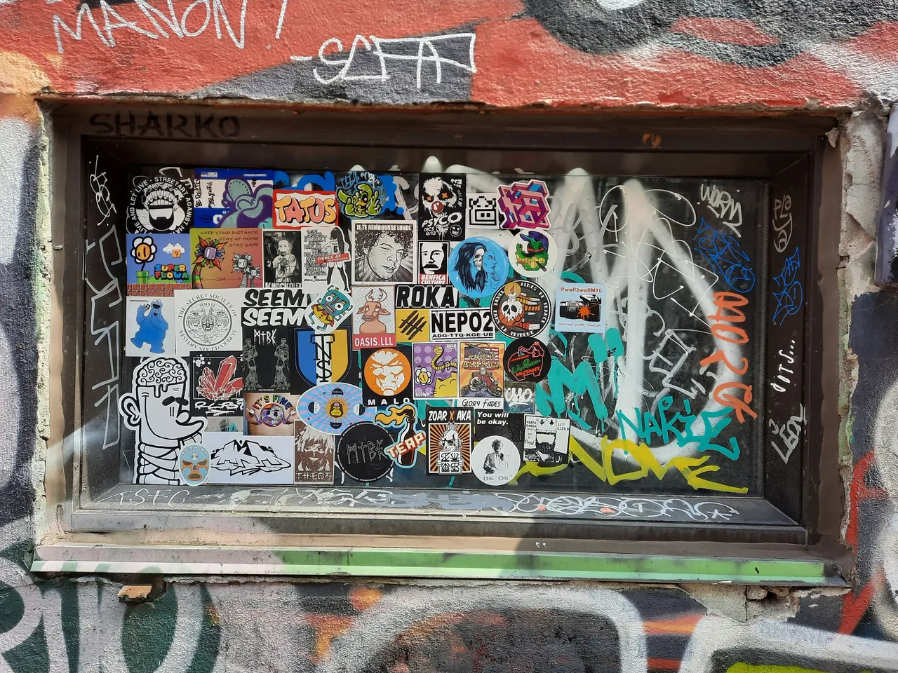 731 - Stickers sur Graffiti Alley.jpg