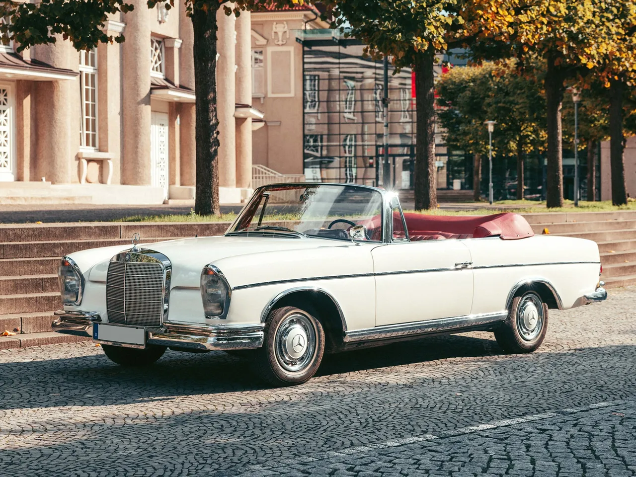 1965 Mercedes-Benz 300 SE Cabriolet 01.jpg