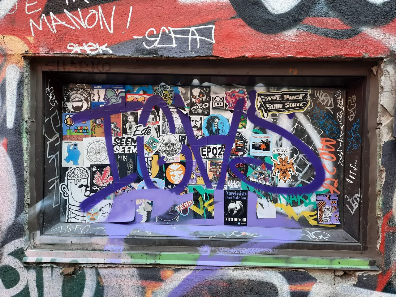 833 - Stikers sur Graffiti Alley.jpg