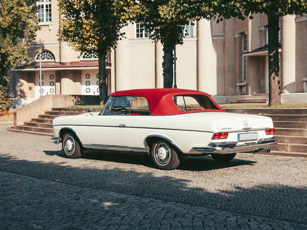 1965 Mercedes-Benz 300 SE Cabriolet 02.jpg