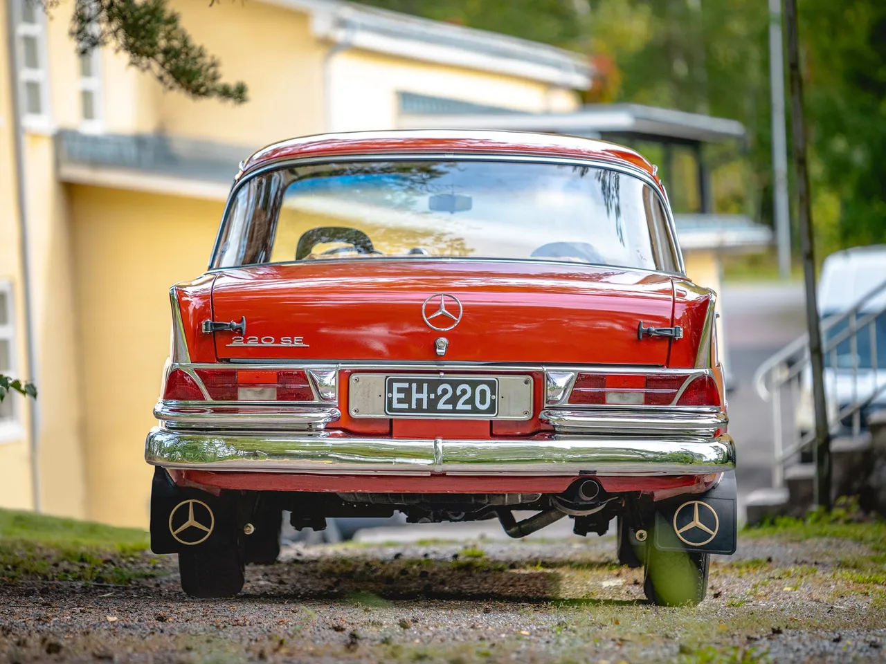 1961 Mercedes-Benz 220 SE Saloon 05.jpg