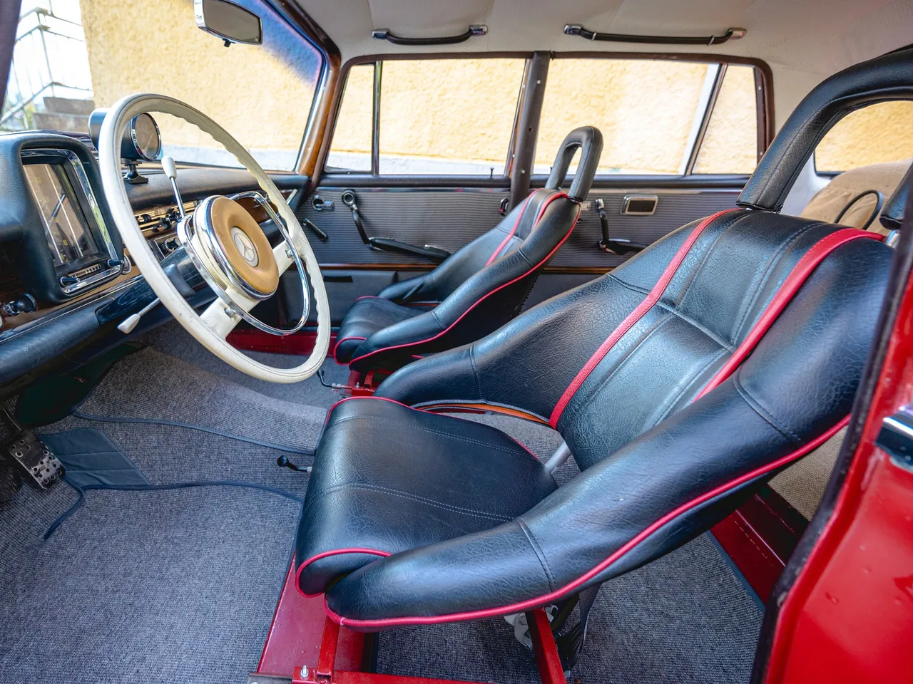 1961 Mercedes-Benz 220 SE Saloon 10.jpg