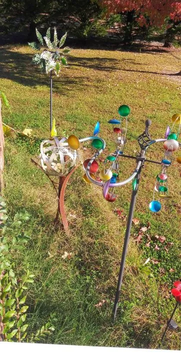 front flower bed spinners .jpg