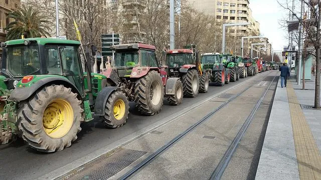 tractorada-g332357a10_640.jpg