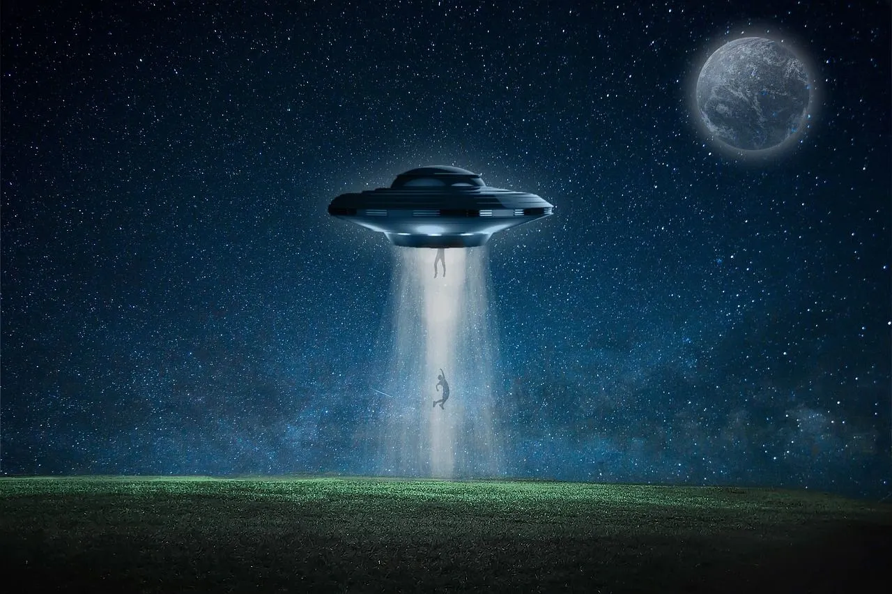 pesawat alien -4828098_1280.jpg