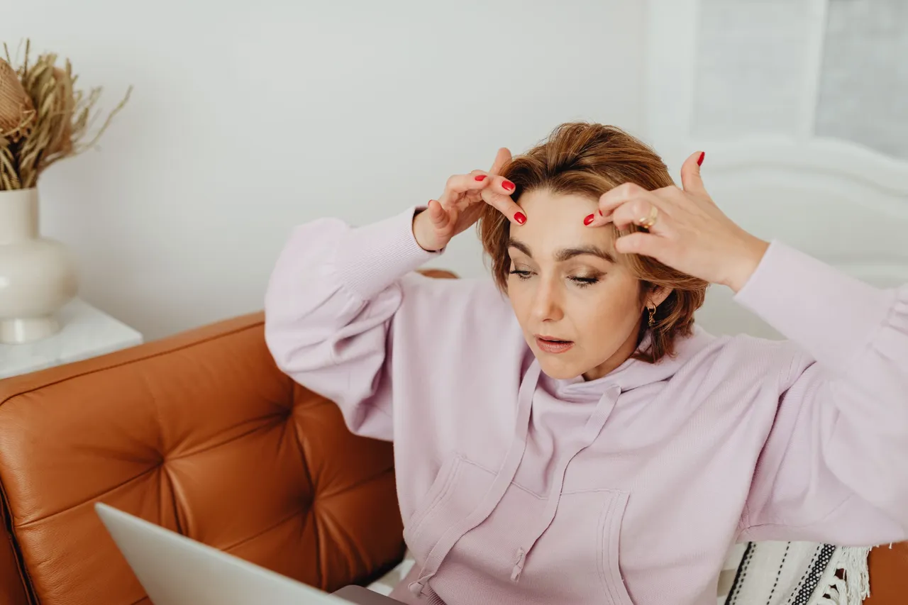 kaboompics_Woman uses laptop - working from home - video call.jpg
