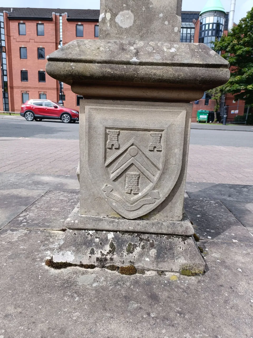 Trzy wierze i cyrkiel - herb "Incorporation of Masons of Glasgow", czyli lokalnej gildii kamieniarskiej i murarskiej