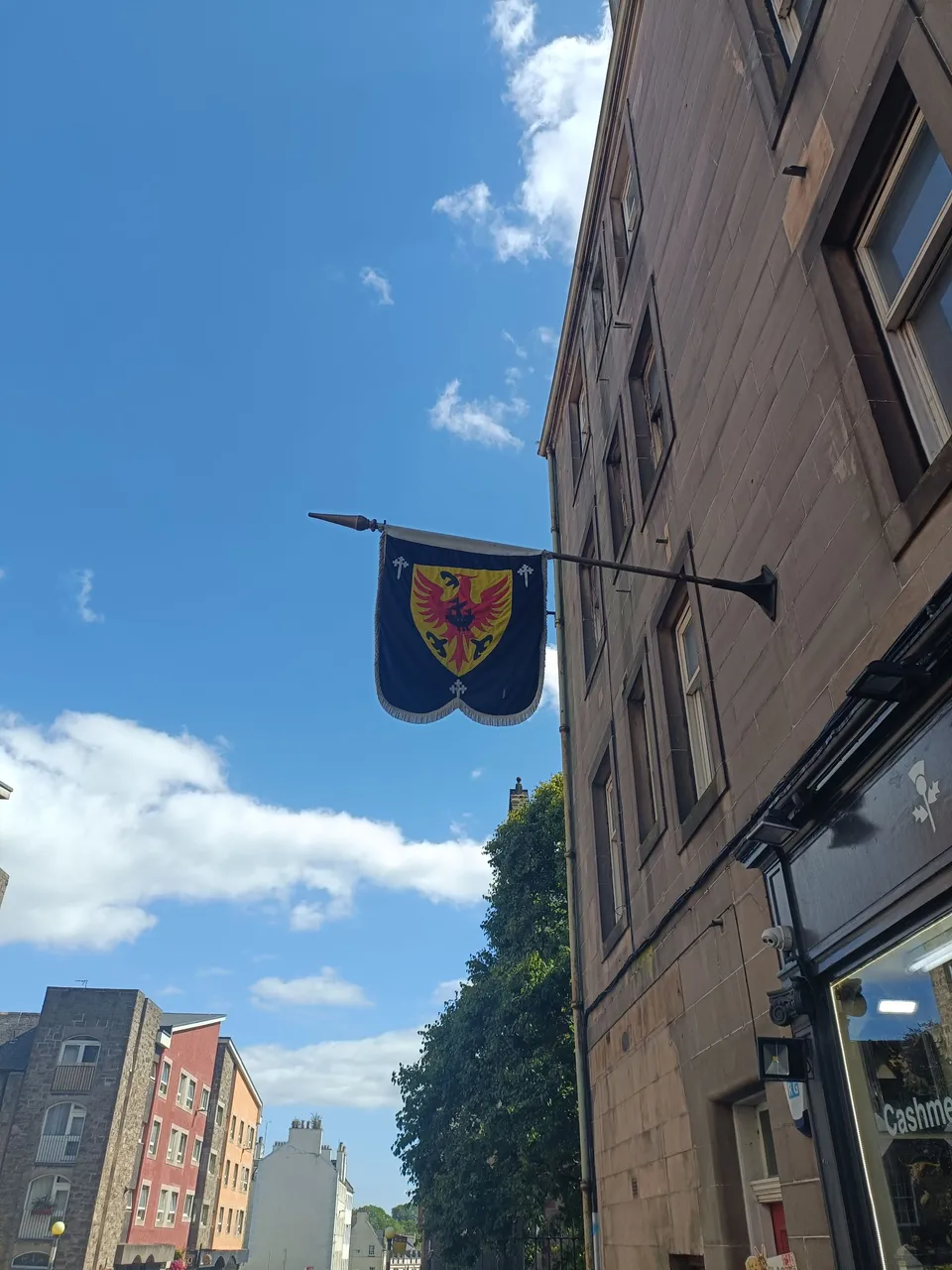 Wywieszanie flag, herbów i podobnych, szczególnie w miastach i miasteczkach historycznych, nadaje im niezwykły klimat i bardzo doceniam każdą sytuację w której udaje mi się w takim miejscu znaleźć