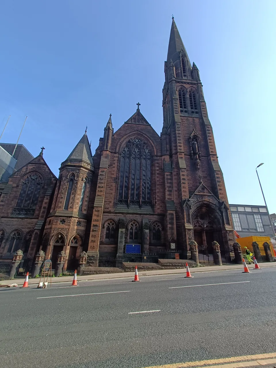 Kolejny interesujący architektonicznie kościółek. Droga wznosi się w prawo (od fotografa), podobnie jak kolejne sekcje kościoła - czym wyżej, tym wyższe. Jak schody do nieba.