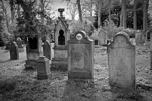 tombstone-2254390_640.jpg