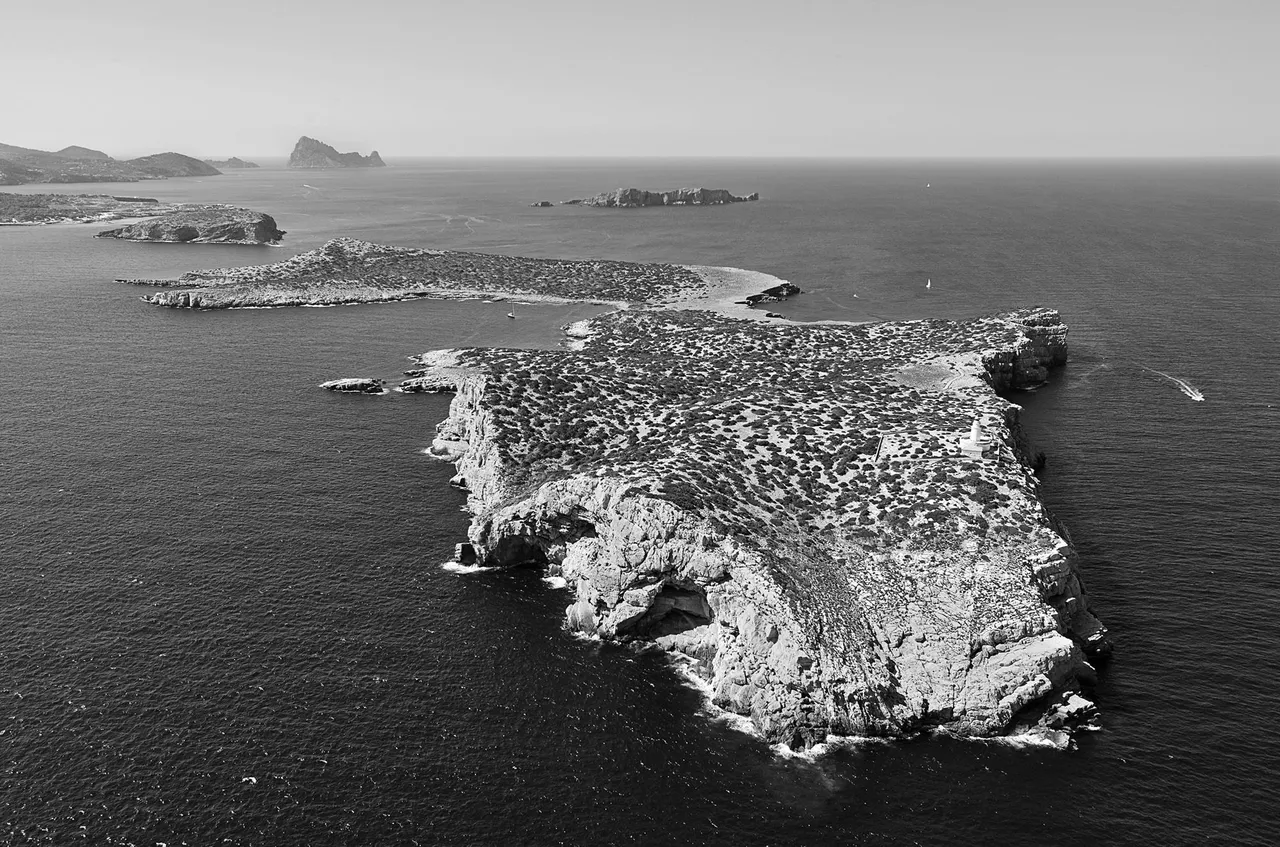 Tiny island of Sa Conillera 006 b:n.jpg