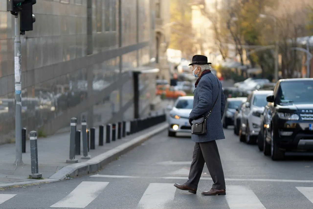 elderly-man-6792215_1280.jpg