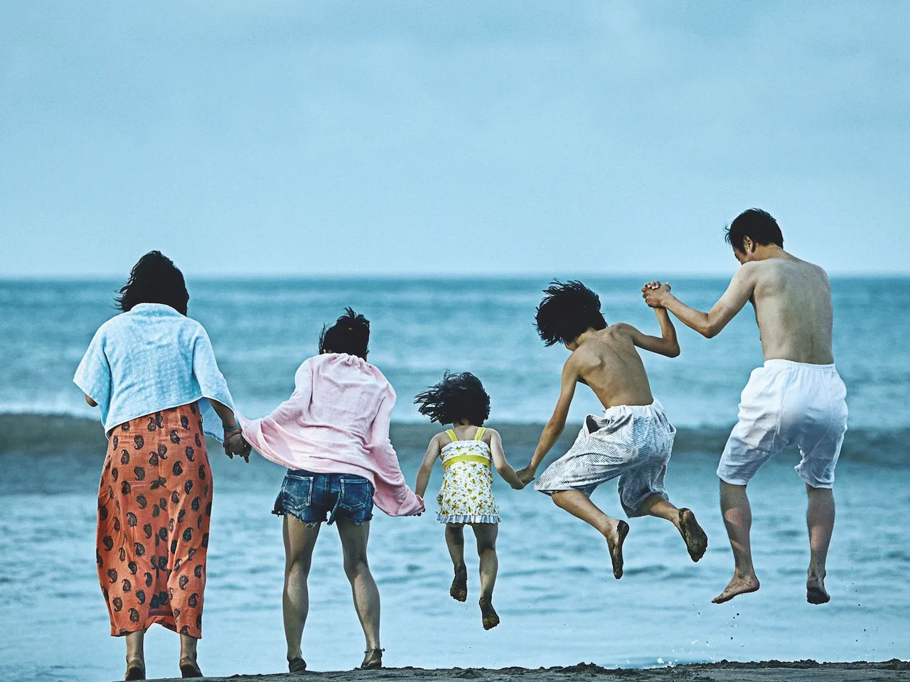 shoplifters-2018-006-family-jumping-sea-CROP.jpg