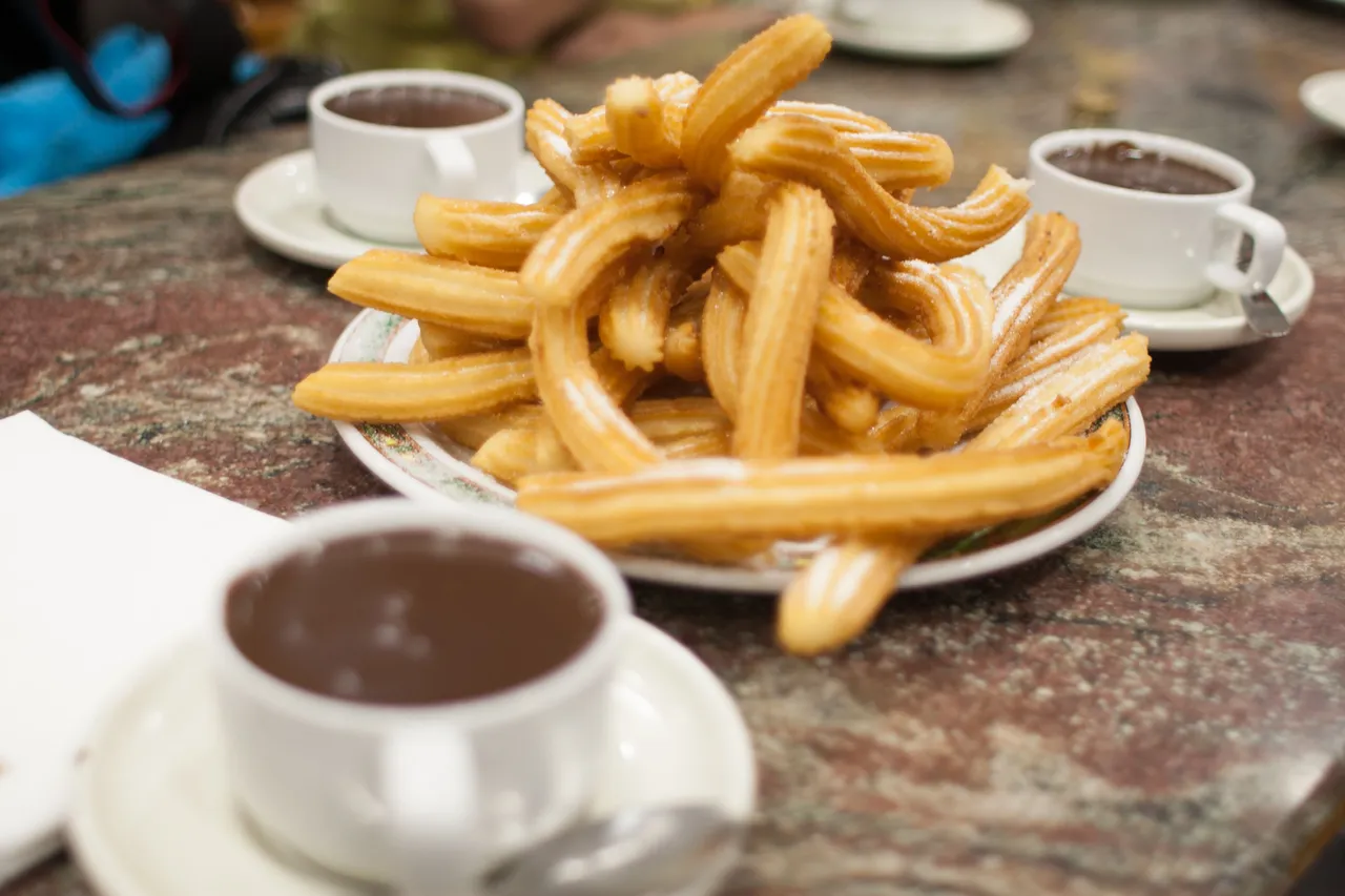 Churros_con_Chocolate_en_San_Sebastián.jpg