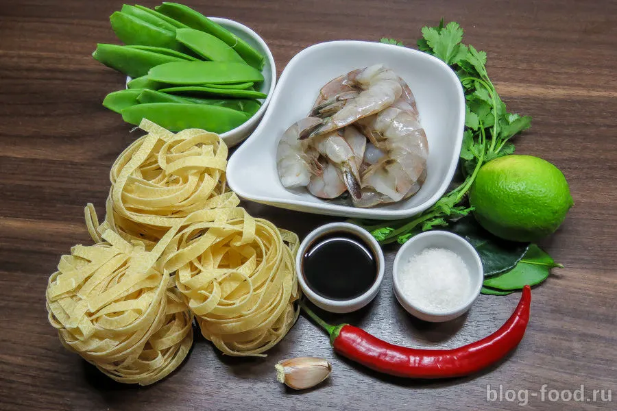Tagliatelle with shrimp in Thai