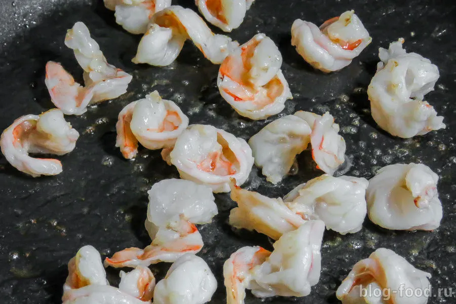 Tagliatelle with shrimp in Thai