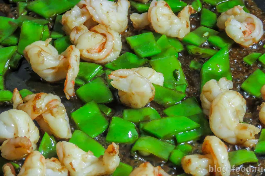 Tagliatelle with shrimp in Thai