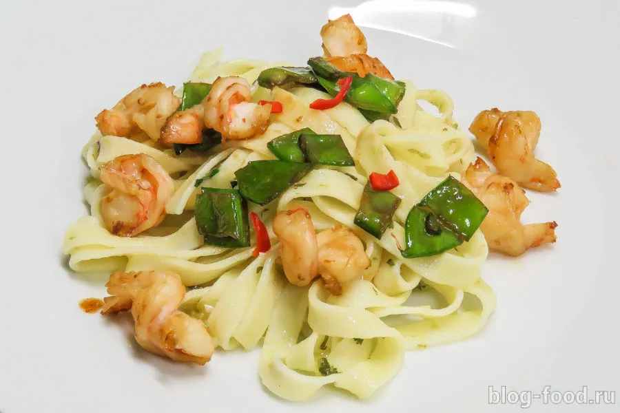 Tagliatelle with shrimp in Thai