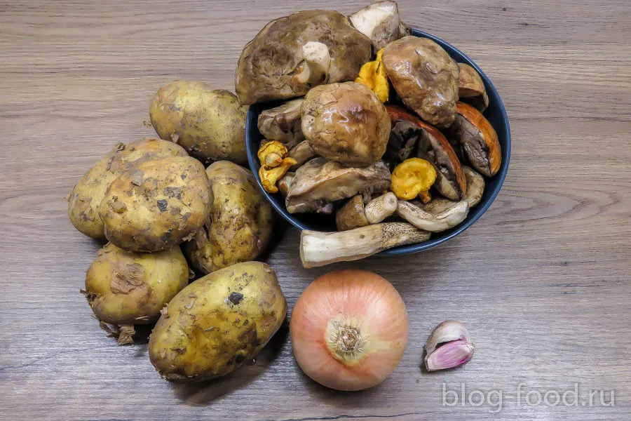 Fried potato with wild mushrooms