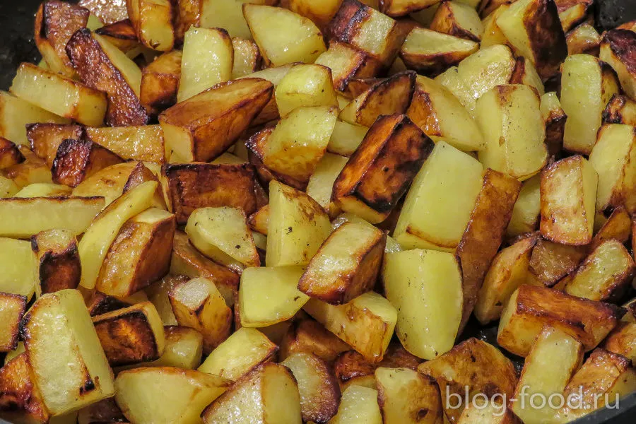 Fried potato with wild mushrooms