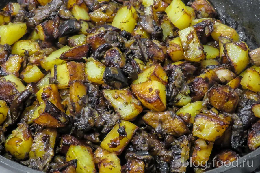 Fried potato with wild mushrooms