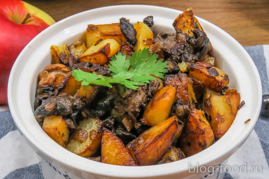 Fried potato with wild mushrooms