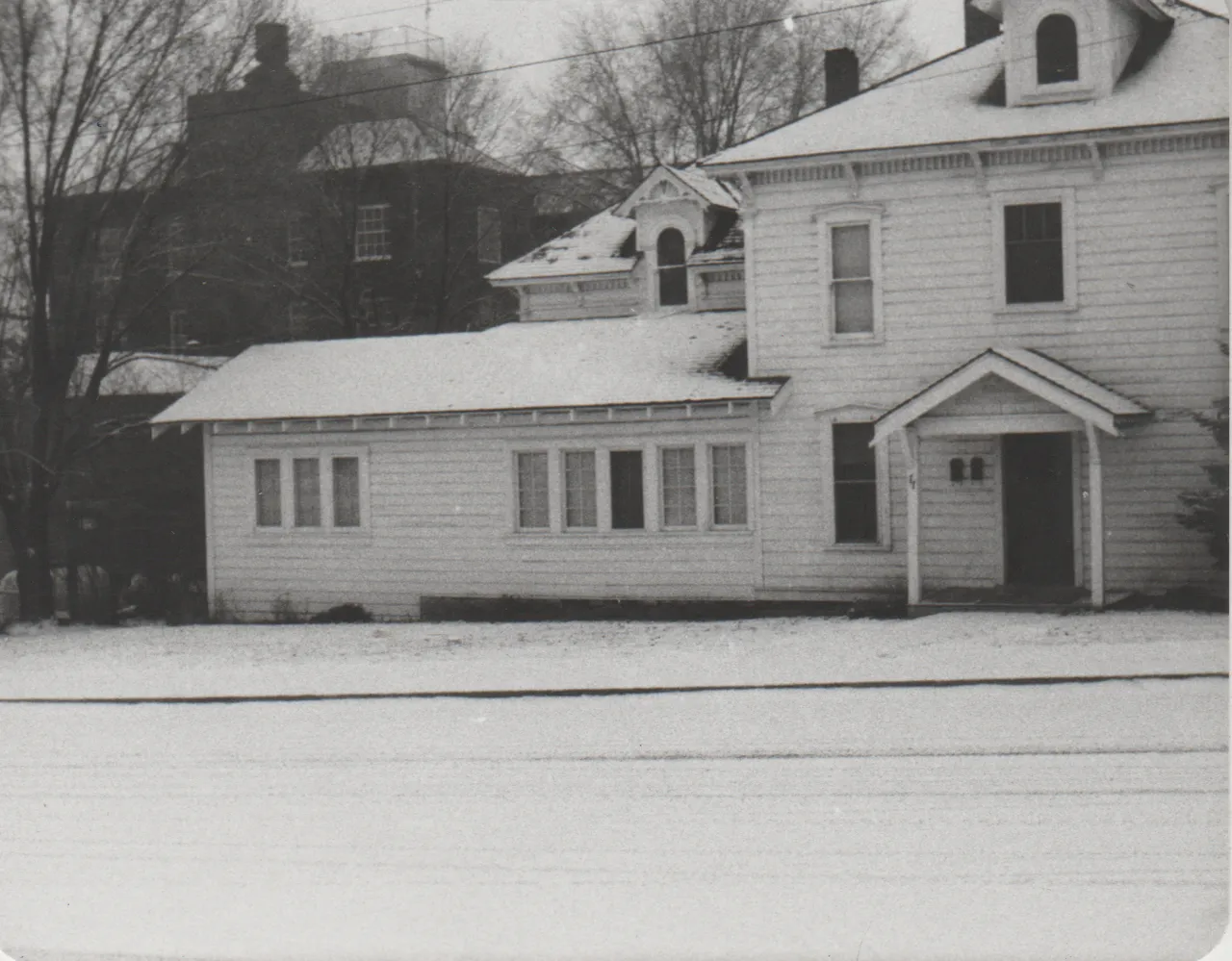 1974-12-25 - Wednesday - Snow at that white house on Christmas Day, 1pic.png