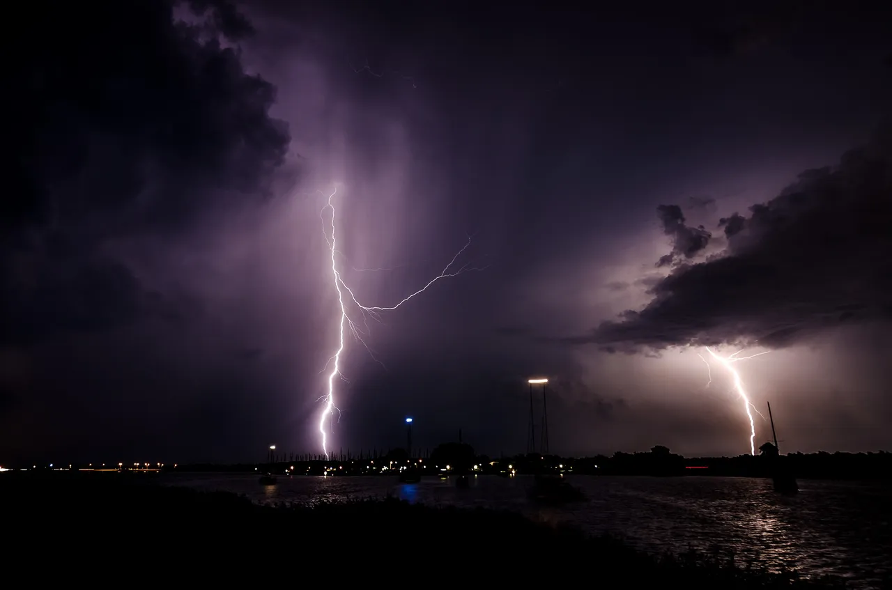 Relámpago en fuerte tormenta nocturna