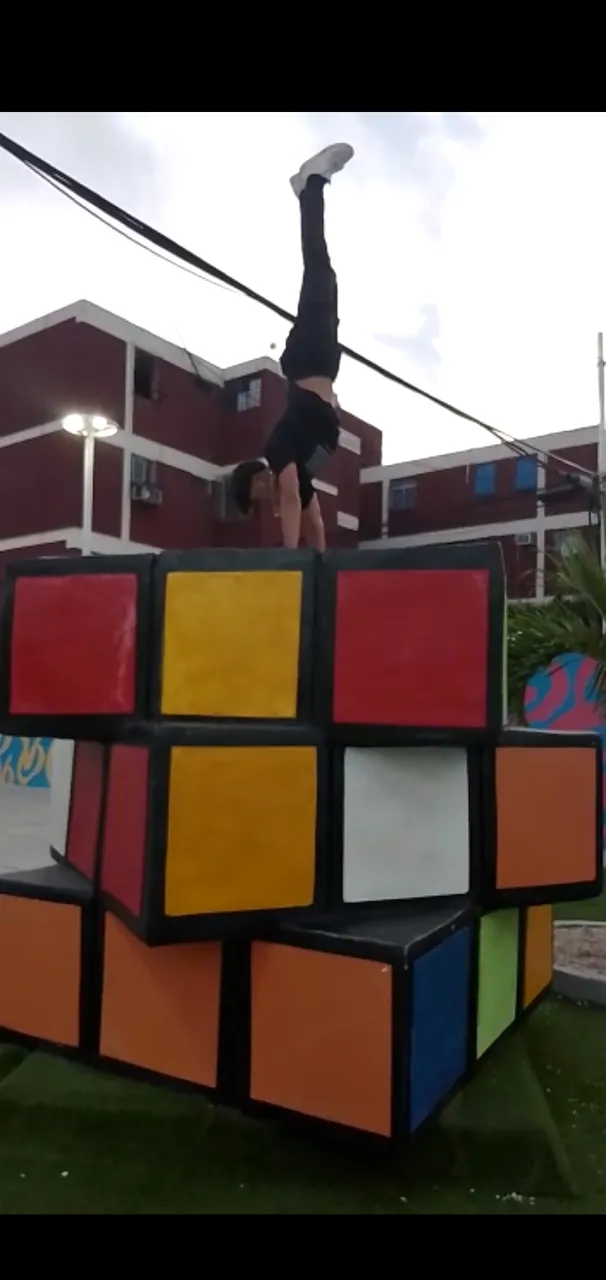 Screenshot_2023-11-08-16-09-35-665_com.miui.videoplayer.jpg