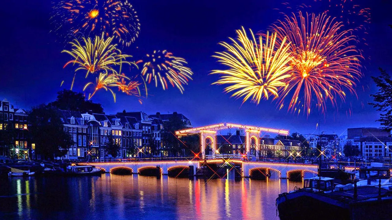 sky-decorate-sky-with-firework-and-cracker-diwali-2014.jpg