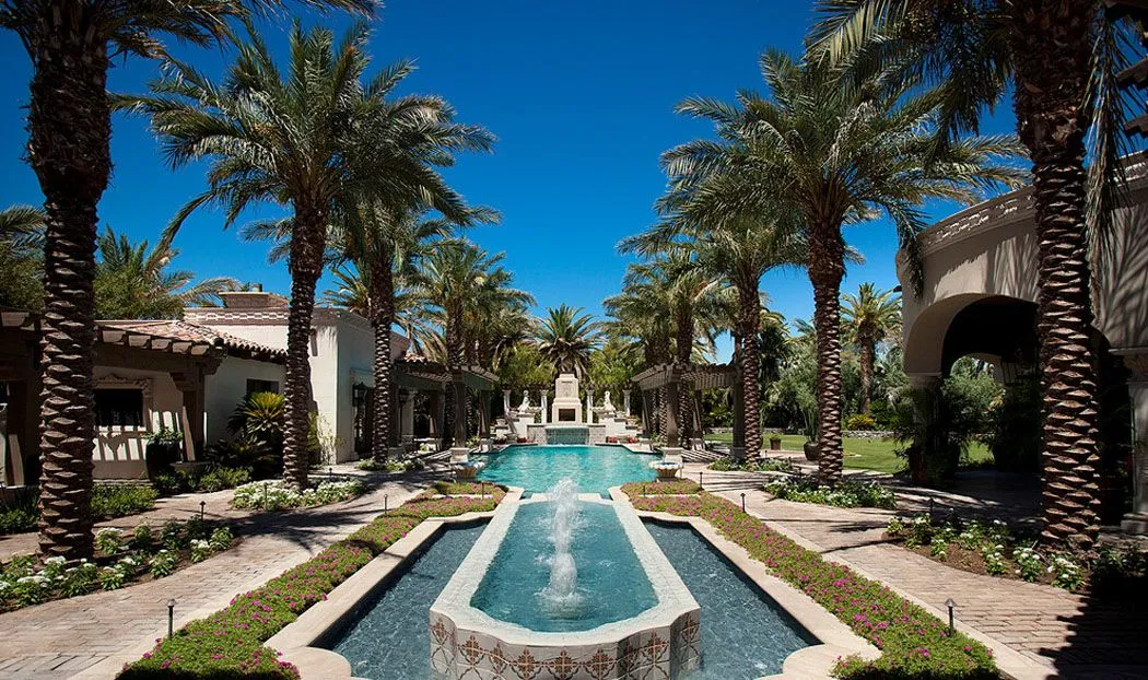 piscine-fontaine-jardin-exotique-propriete-de-prestige.jpg