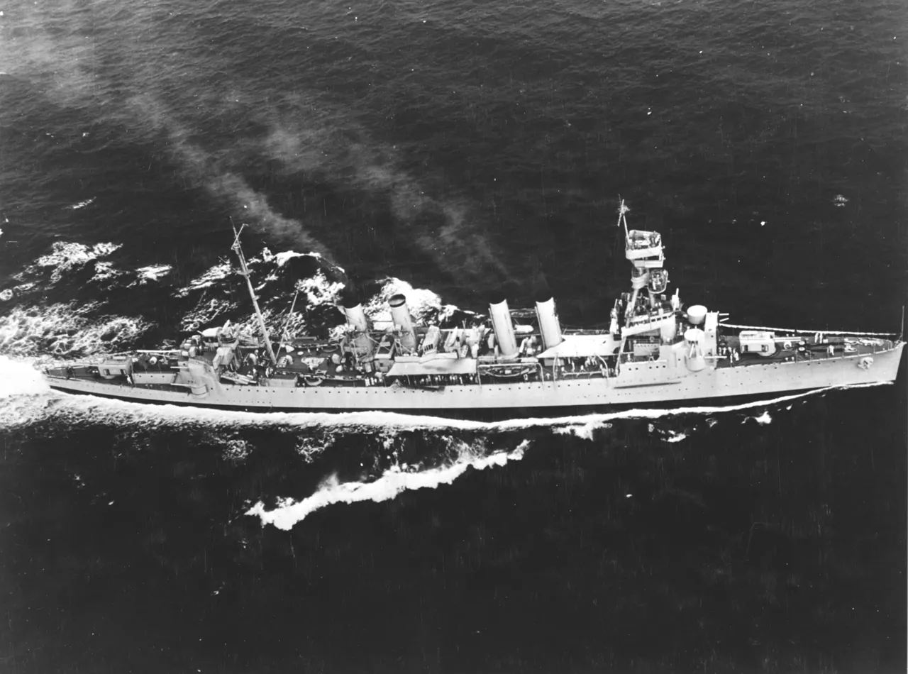 USS_Trenton_(CL-11)_underway_at_sea_on_23_October_1935.jpg