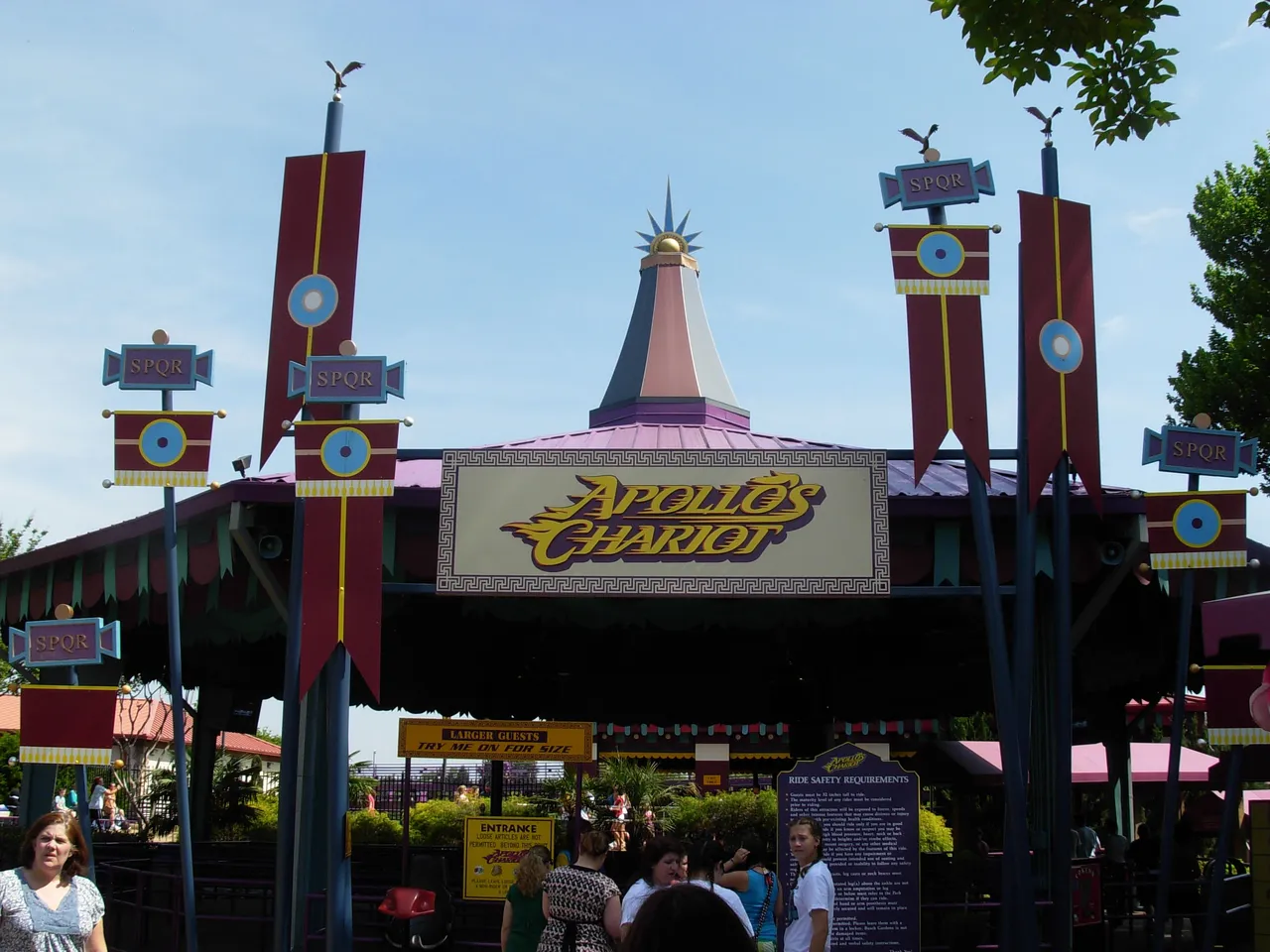 Apollo's_Chariot_entrance_(Busch_Gardens_Williamsburg).jpg